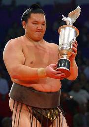 トーナメント大会を制した白鵬（撮影・鈴木豊）
