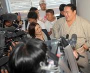 モンゴル巡業の後とんぼ返りして再び帰国した朝青龍は質問に笑顔で答える