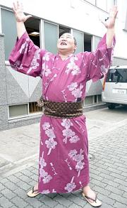 朝青龍は室伏に銅メダル獲得の可能性が出たことを聞くとバンザイポーズ