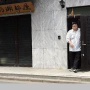 北の湖部屋を訪れた大嶽親方(撮影・中村誠慈)