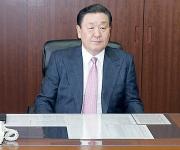 執務席に座る武蔵川新理事長（撮影・宇治久裕）