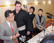 会見後、報道陣に対応する元若ノ鵬（左から２人目）。左は宮田弁護士