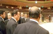 立ち合いを取り締まるように言い渡す武蔵川理事長（手前右から２人目）