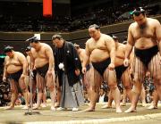 両横綱、３役力士を従え土俵上で頭を下げる武蔵川理事長（前列中央）