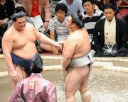 貴乃花親方は、行司に待ったをかけられる垣添と春日王に鋭い視線を送る