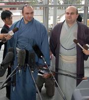 ロシア大使館を訪問後、報道陣の質問に答える元露鵬(左)と元白露山