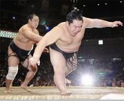 安美錦(左)に土俵際に追い詰められる朝青龍。送り出しで敗れた