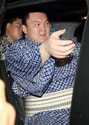 車に乗り込み引き揚げる白鵬(撮影・神戸崇利)