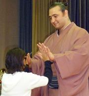 琴欧洲は小学４年生と手の大きさを比べる
