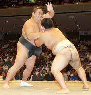 大人顔負けの豆力士と対戦する千代大海（撮影・神戸崇利）
