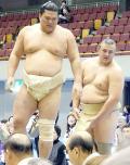 春日王「慣れるしかない」手つき徹底指導 - 大相撲ニュース