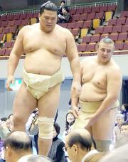 巡業部の親方に立ち合いの指導を受けた春日王(左)