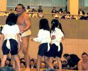 少女力士とのけいこでハッスルしすぎた高見盛(左)は少女に逃げられる