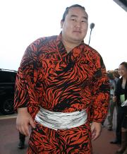 ６日、モンゴルへ帰国した横綱朝青龍