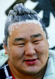 朝げいこを終え、髪の毛をシャンプーした朝青龍(撮影・神戸崇利)