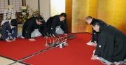 大関昇進の伝達を受ける安馬改め日馬富士（左から２人目）（共同）