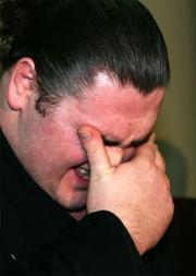記者会見で涙をこらえ、顔をしかめる元若ノ鵬（撮影・神戸崇利）