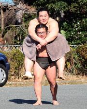 朝げいこを終えた朝青龍は部屋の若い衆の筋力トレーニングに一肌脱ぐ?!