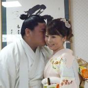 愛さんとの結婚を発表した嘉風はほっぺにチュッ
