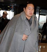 モンゴルに帰国する朝青龍(撮影・柴田隆二)