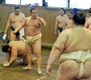 武蔵川部屋での出げいこで山本山(手前)を指名する朝青龍
