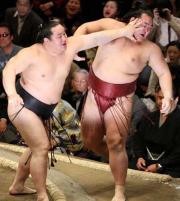 稀勢の里(右)にとどめを刺す朝青龍(撮影・神戸崇利)
