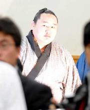 騒動に動じることなく、連勝を決め引き揚げる朝青龍