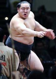 魁皇との一番を前に気合いを入れる朝青龍(撮影・水谷安孝)