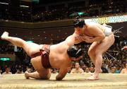 日馬富士は稀勢の里（左）をとったりで下す（撮影・下田雄一）