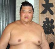 本名の吉野から改名した大嶽部屋の三段目「右肩上り」（撮影・近間康隆）