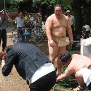 女性記者にホースで水をかけ会心の笑顔を浮かべる朝青龍