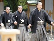 土俵入りを前に本殿へ参拝に向かう右から白鵬、朝青龍、日馬富士（共同）