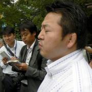 目を閉じて、朝青龍への厳しい見解を示す舞の海氏