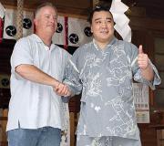 日馬富士は朝げいこを見学に訪れた広島ブラウン監督（左）と握手を交わす