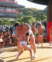 九州入り後の初げいこがちびっこ相撲となった朝青龍は楽しそうに相撲取る