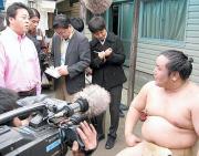 絶好調ぶりを見せつけた朝青龍（右）に目を丸くする舞の海氏（左）