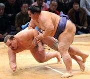 把瑠都を小手投げで破り幕内通算800勝を飾った魁皇(撮影・今浪浩三)
