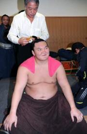 支度部屋で笑顔を見せる白鵬（撮影・今浪浩三）