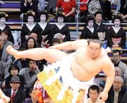 朝青龍の土俵入りを観戦する博多芸者さんたち(撮影・岡本肇)