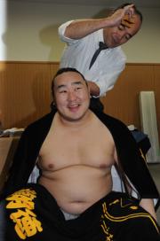 ７連勝を飾り笑みを浮かべる朝青龍（撮影・今浪浩三）