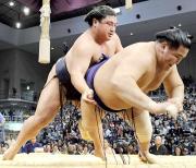 嘉風（左）が送り倒しで翔天狼を破り７連勝（共同）