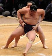 後方に回り込んだ体勢から栃煌山を送り投げで破った朝青龍