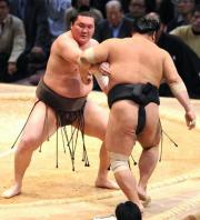 千代大海を寄りきりで破り無傷の9連勝を飾った白鵬(撮影・今浪浩三)