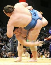 把瑠都を掛け投げで下し9連勝を飾った朝青龍