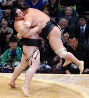 朝青龍につり出され8敗目を喫し大関陥落が決まった千代大海