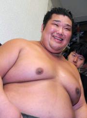 改名後初めて勝ち越しを決め、笑顔の右肩上（撮影・岡本肇）