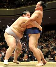 引退相撲で、潮丸（左）に寄り切られた高見盛（撮影・下田雄一)
