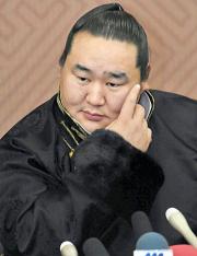 ウランバートル市内のホテルで記者会見する元横綱朝青龍関(共同)