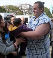 ファンの子供を抱く把瑠都（撮影・河合香）