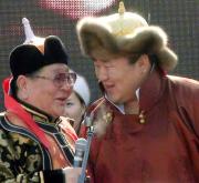 モンゴルの副首相表敬地元の人気歌手と歌う朝青龍(共同)